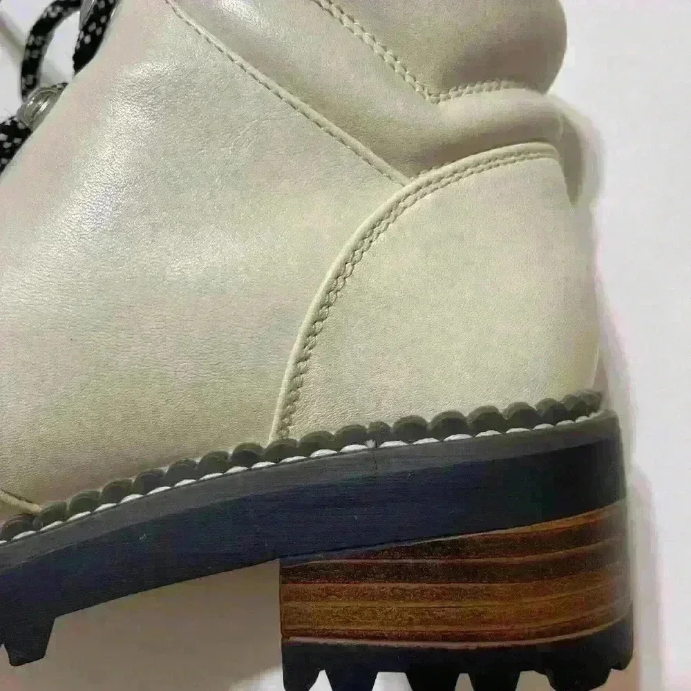 Universal Thread Womens Hiking Boots White Ankle Lace Up Size 6 outdoor travel - Picture 14 of 14